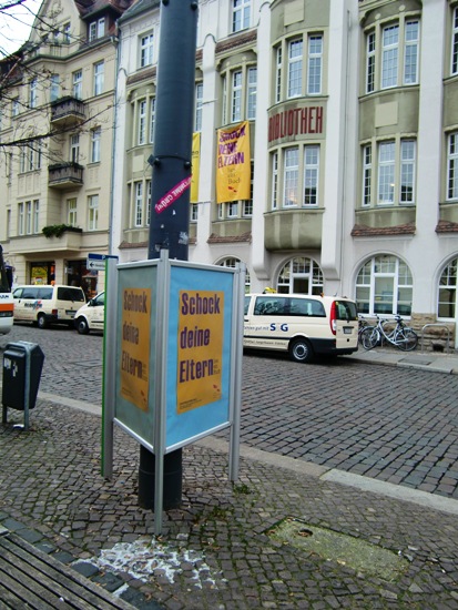 In einem Aufsteller auf dem Hallmarkt mit Blick auf die Zentralbibliothek.